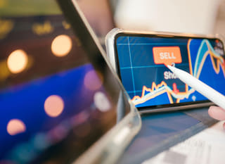 Inwestor działający na wielu rynkach badający możliwości handlu Bitcoinem, Ethereum oraz forex